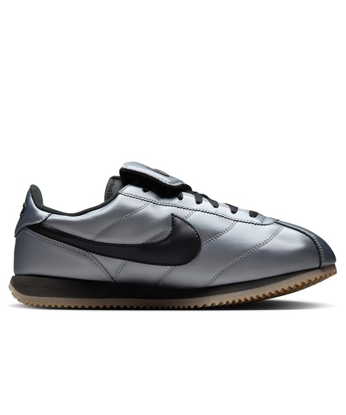 NIKE(ナイキ)の「NIKE CORTEZ SE HQ3490-099(スニーカー・メンズ・グレー・26.5cm/26cm/27.5cm/28cm/27cm)」の2枚目の写真