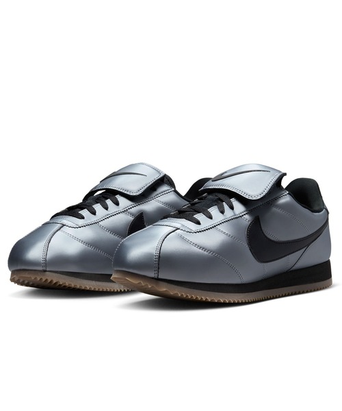 NIKE(ナイキ)の「NIKE CORTEZ SE HQ3490-099(スニーカー・メンズ・グレー・26.5cm/26cm/27.5cm/28cm/27cm)」の5枚目の写真