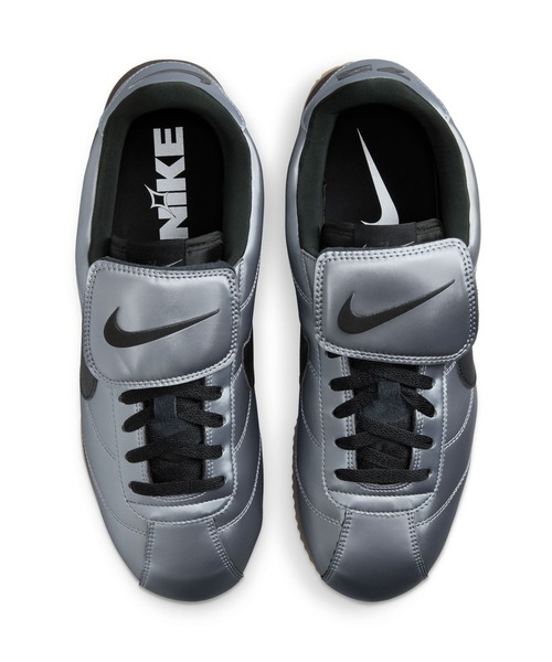 NIKE(ナイキ)の「NIKE CORTEZ SE HQ3490-099(スニーカー・メンズ・グレー・26.5cm/26cm/27.5cm/28cm/27cm)」の6枚目の写真