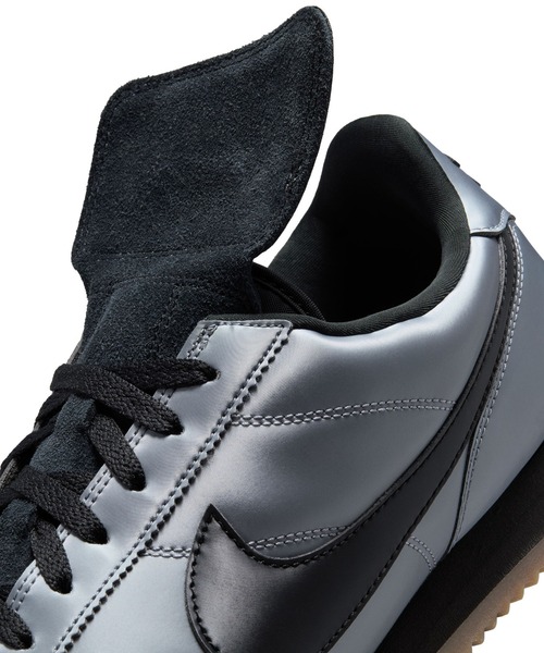 NIKE(ナイキ)の「NIKE CORTEZ SE HQ3490-099(スニーカー・メンズ・グレー・26.5cm/26cm/27.5cm/28cm/27cm)」の7枚目の写真