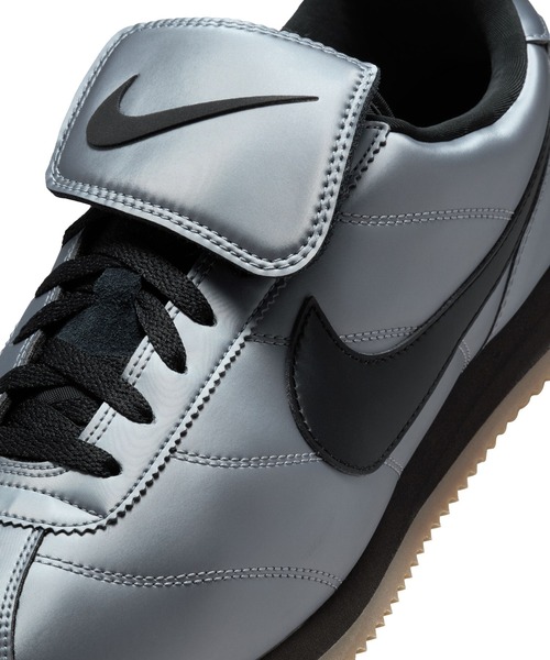 NIKE(ナイキ)の「NIKE CORTEZ SE HQ3490-099(スニーカー・メンズ・グレー・26.5cm/26cm/27.5cm/28cm/27cm)」の8枚目の写真