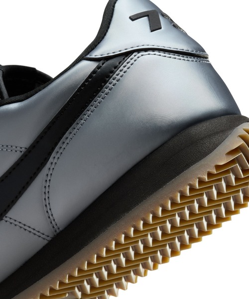 NIKE(ナイキ)の「NIKE CORTEZ SE HQ3490-099(スニーカー・メンズ・グレー・26.5cm/26cm/27.5cm/28cm/27cm)」の9枚目の写真