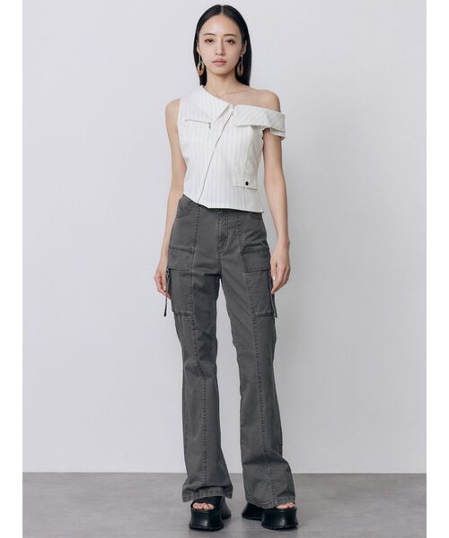 MURUA(ムルーア)の「フレアカーゴパンツ 夏服(カーゴパンツ・レディース・グレー/ベージュ・2/1)」の11枚目の写真