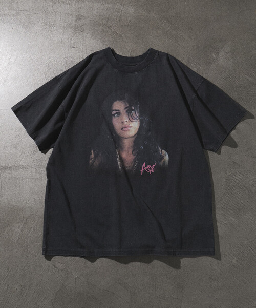 FREAK'S STORE(フリークスストア)の「【EXCLUSIVE】 Amy Winehouse / エイミー・ワインハウス グラフィッククルーネックTシャツ(Tシャツ/カットソー・メンズ・ブラック・MEDIUM/LARGE/X-LARGE)」の1枚目の写真