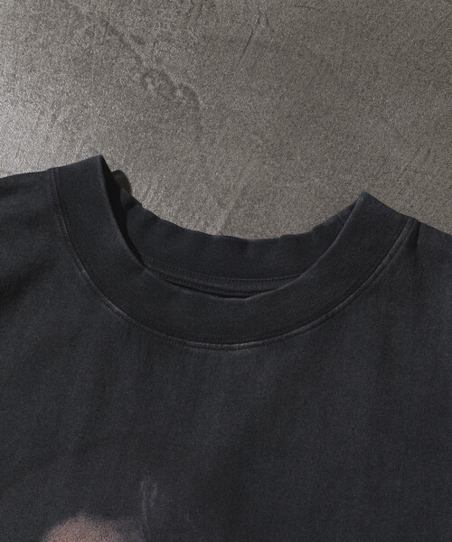 FREAK'S STORE(フリークスストア)の「【EXCLUSIVE】 Amy Winehouse / エイミー・ワインハウス グラフィッククルーネックTシャツ(Tシャツ/カットソー・メンズ・ブラック・MEDIUM/LARGE/X-LARGE)」の2枚目の写真