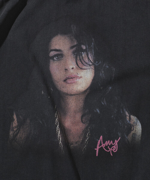 FREAK'S STORE(フリークスストア)の「【EXCLUSIVE】 Amy Winehouse / エイミー・ワインハウス グラフィッククルーネックTシャツ(Tシャツ/カットソー・メンズ・ブラック・MEDIUM/LARGE/X-LARGE)」の6枚目の写真