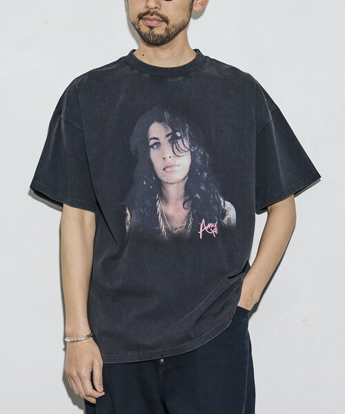 FREAK'S STORE(フリークスストア)の「【EXCLUSIVE】 Amy Winehouse / エイミー・ワインハウス グラフィッククルーネックTシャツ(Tシャツ/カットソー・メンズ・ブラック・MEDIUM/LARGE/X-LARGE)」の10枚目の写真