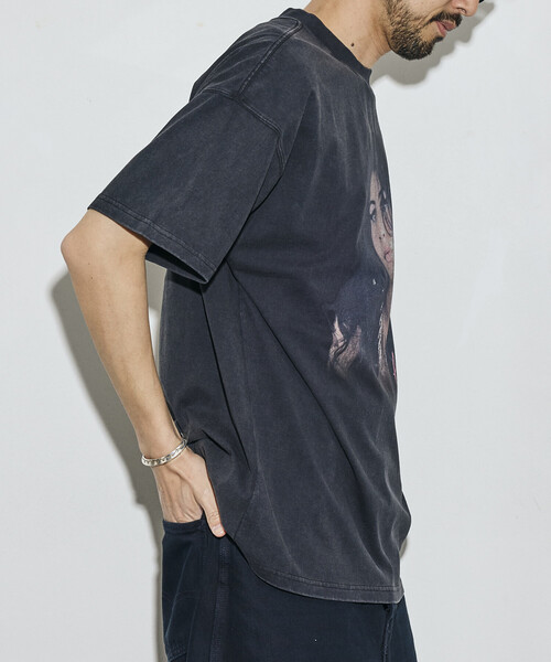 FREAK'S STORE(フリークスストア)の「【EXCLUSIVE】 Amy Winehouse / エイミー・ワインハウス グラフィッククルーネックTシャツ(Tシャツ/カットソー・メンズ・ブラック・MEDIUM/LARGE/X-LARGE)」の11枚目の写真
