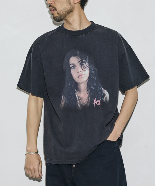 FREAK'S STORE(フリークスストア)の「【EXCLUSIVE】 Amy Winehouse / エイミー・ワインハウス グラフィッククルーネックTシャツ(Tシャツ/カットソー・メンズ・ブラック・MEDIUM/LARGE/X-LARGE)」の13枚目の写真