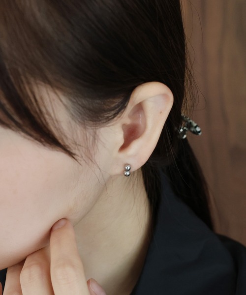 J by blue（ジェイバイブルー）の「ボールモチーフピアス / サージカルステンレス（ピアス（両耳用）・レディース・ゴールド/シルバー・FREE）」の2枚目の写真