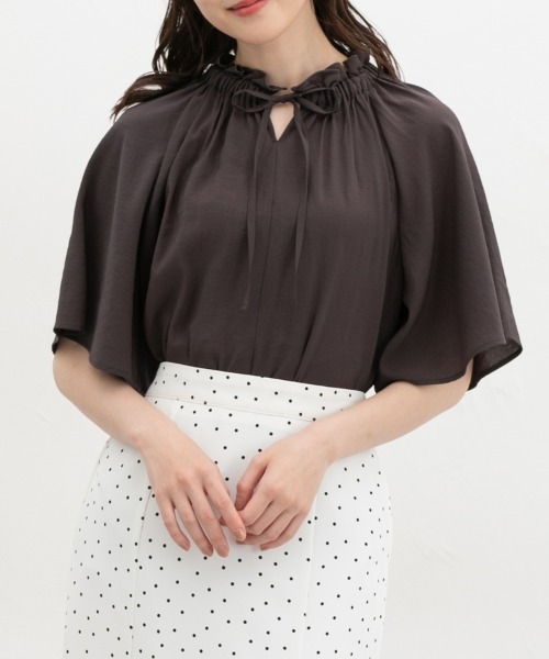 Honeys(ハニーズ)の「フリルネックブラウス(シャツ/ブラウス・レディース・グリーン/ベージュ/ブラウン/スミクロ・M/L/S/LL)」の2枚目の写真