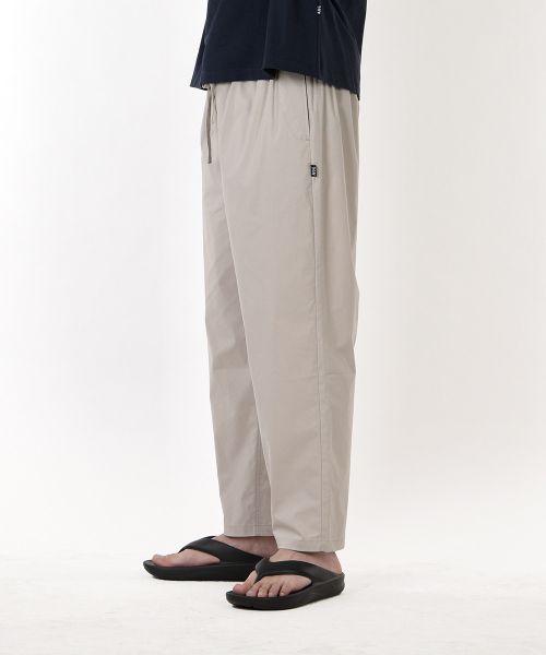 AOG PROJECT(エイオージープロジェクト)の「ライトベーシックテーパードパンツ(ベージュ)(スラックス・メンズ・ベージュ・LARGE/X-LARGE)」の1枚目の写真