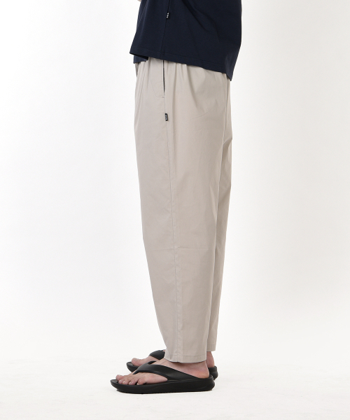 AOG PROJECT(エイオージープロジェクト)の「ライトベーシックテーパードパンツ(ベージュ)(スラックス・メンズ・ベージュ・LARGE/X-LARGE)」の3枚目の写真