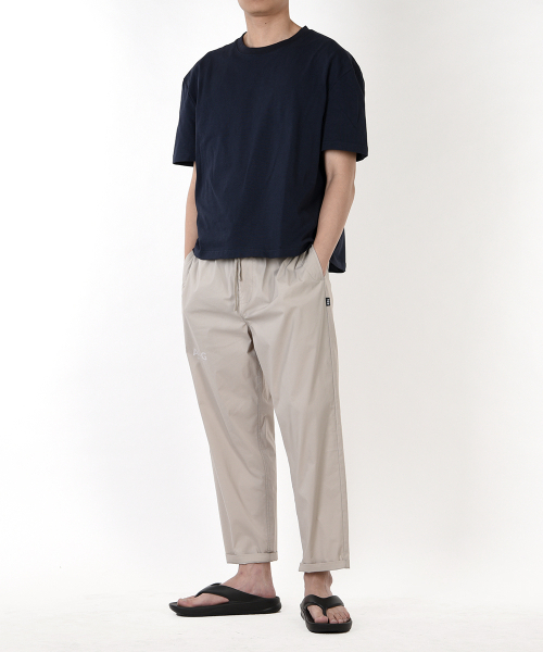 AOG PROJECT(エイオージープロジェクト)の「ライトベーシックテーパードパンツ(ベージュ)(スラックス・メンズ・ベージュ・LARGE/X-LARGE)」の5枚目の写真