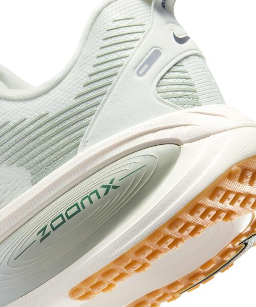 NIKE(ナイキ)の「ナイキ ボメロ 18 メンズ ロード ランニングシューズ / Nike Vomero 18 Men's Road Running Shoes HM6803-020 Spruce Aura(スニーカー・メンズ・グリーン系その他・24.5/25.5/25/28.5/28/27.5/27/26.5/26/24/29.5/29)」の2枚目の写真