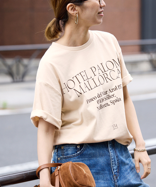 FRAMeWORK(フレームワーク)の「SKIN HOTEL PALOMA MALLORCA T(Tシャツ/カットソー・レディース・ベージュ/スミクロ/ホワイト・FREE)」の1枚目の写真