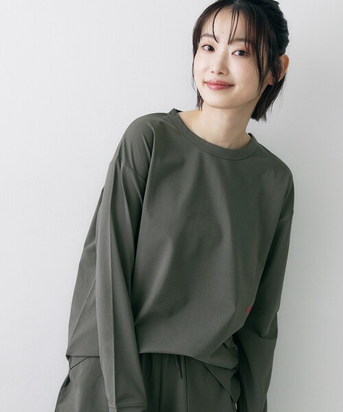 Dessin(デッサン)の「【吸水速乾/UVカット】ラッシュガード ロングTシャツ(Tシャツ/カットソー・レディース・ナチュラル/ダークグレー・01/04/03/02)」の2枚目の写真