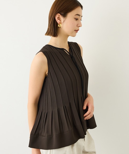 ROPE'（ロペ）の「梨地ジョーゼットプリーツブラウス/セットアップ対応（シャツ/ブラウス・レディース・ダークブラウン/ホワイト・FREE）」の3枚目の写真