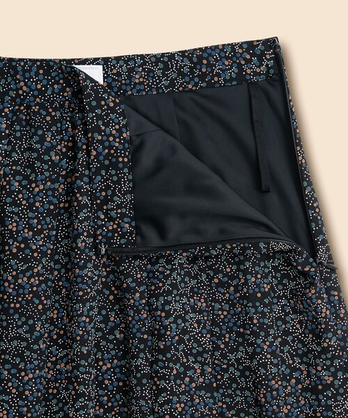 BROOKS BROTHERS(ブルックスブラザーズ)の「ポリエステル BBロゴ アソートドットプリント シアー ソフトプリーツ ミディスカート(スカート・レディース・ブラック・0/2/4/6/8)」の5枚目の写真
