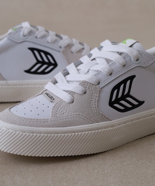 CARIUMA(カリウマ)の「VALLELY Leather Suede Logo ヴァレリー レザー スエード ロゴ(スニーカー・メンズ・ホワイト系その他・US-9/US-7/US8/US8.5/US9/US-5h/US-6h/US-6/US-8h)」の2枚目の写真