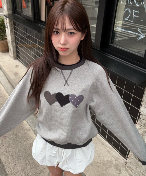 ROGIN N ROSIE(ロギンエンロージー)の「Heart Patch Sweatshirt Gray Charcoal(スウェット・レディース・その他・FREE)」の2枚目の写真