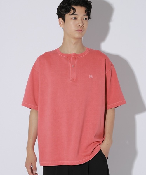 LAKOLE(ラコレ)の「フェードダンボールヘンリー / 1048838(Tシャツ/カットソー・メンズ・ベージュ/レッド/チャコール・MEDIUM/LARGE)」の1枚目の写真