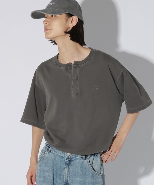 LAKOLE(ラコレ)の「フェードダンボールヘンリー / 1048838(Tシャツ/カットソー・メンズ・ベージュ/レッド/チャコール・MEDIUM/LARGE)」の2枚目の写真