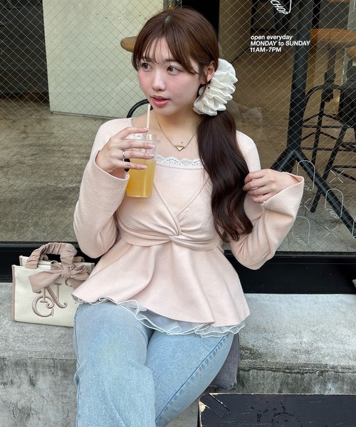 one after another NICE CLAUP(ワンアフターアナザーナイスクラップ)の「【hinano企画】ツイストペプラムニット(ニット/セーター・レディース・ベージュ/ブラック/ピンク・FREE)」の3枚目の写真