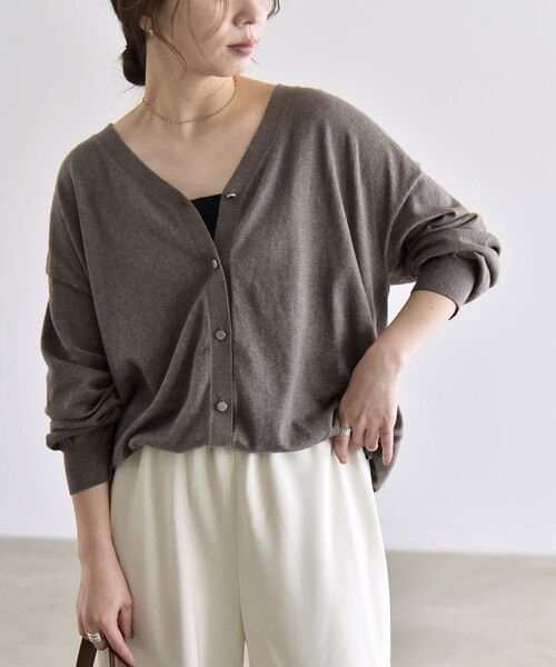 quaranciel(カランシエル)の「quaranciel:〈手洗い可能〉カシミヤ ミックス Vネック ドロスト カーディガン(カーディガン/ボレロ・レディース・ライトグレー/ブラウン・ONE SIZE)」の1枚目の写真