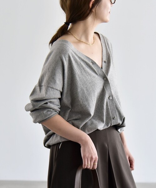 quaranciel(カランシエル)の「quaranciel:〈手洗い可能〉カシミヤ ミックス Vネック ドロスト カーディガン(カーディガン/ボレロ・レディース・ライトグレー/ブラウン・ONE SIZE)」の2枚目の写真