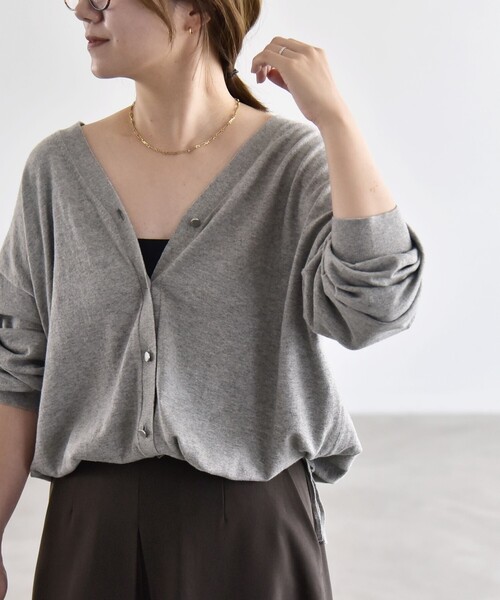 quaranciel(カランシエル)の「quaranciel:〈手洗い可能〉カシミヤ ミックス Vネック ドロスト カーディガン(カーディガン/ボレロ・レディース・ライトグレー/ブラウン・ONE SIZE)」の18枚目の写真