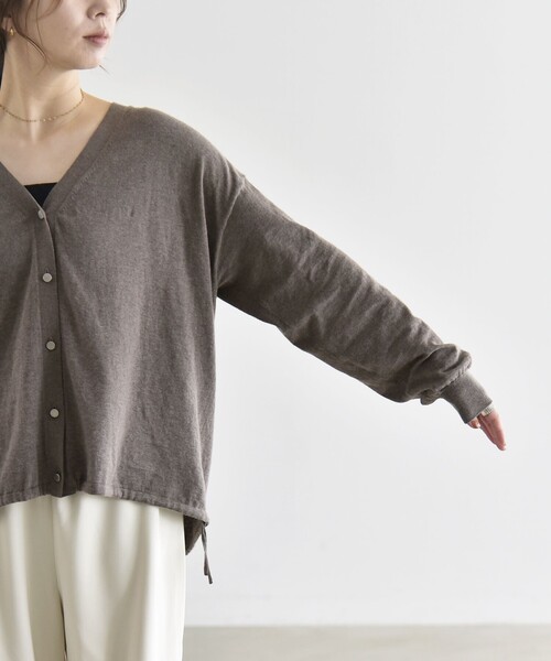 quaranciel(カランシエル)の「quaranciel:〈手洗い可能〉カシミヤ ミックス Vネック ドロスト カーディガン(カーディガン/ボレロ・レディース・ライトグレー/ブラウン・ONE SIZE)」の16枚目の写真