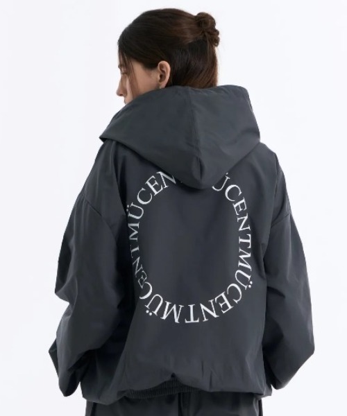 MUCENT(ムセント)の「◇MUCENT◇ブランド直輸入正規品/バックラウンド・ウィンドブレーカー Back Round Windbreaker(ブルゾン・レディース・ブラック/チャコール・FREE)」の2枚目の写真