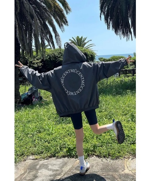 MUCENT(ムセント)の「◇MUCENT◇ブランド直輸入正規品/バックラウンド・ウィンドブレーカー Back Round Windbreaker(ブルゾン・レディース・ブラック/チャコール・FREE)」の8枚目の写真