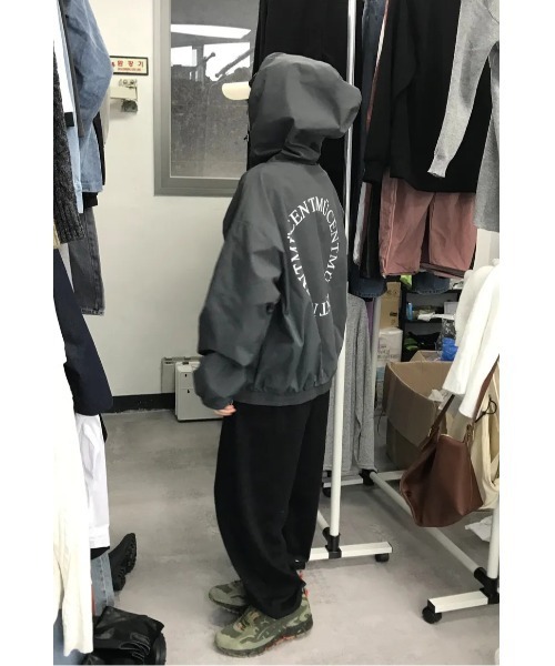 MUCENT(ムセント)の「◇MUCENT◇ブランド直輸入正規品/バックラウンド・ウィンドブレーカー Back Round Windbreaker(ブルゾン・レディース・ブラック/チャコール・FREE)」の9枚目の写真