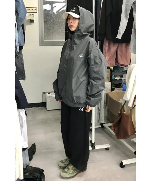 MUCENT(ムセント)の「◇MUCENT◇ブランド直輸入正規品/バックラウンド・ウィンドブレーカー Back Round Windbreaker(ブルゾン・レディース・ブラック/チャコール・FREE)」の10枚目の写真