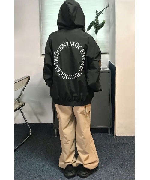 MUCENT(ムセント)の「◇MUCENT◇ブランド直輸入正規品/バックラウンド・ウィンドブレーカー Back Round Windbreaker(ブルゾン・レディース・ブラック/チャコール・FREE)」の3枚目の写真