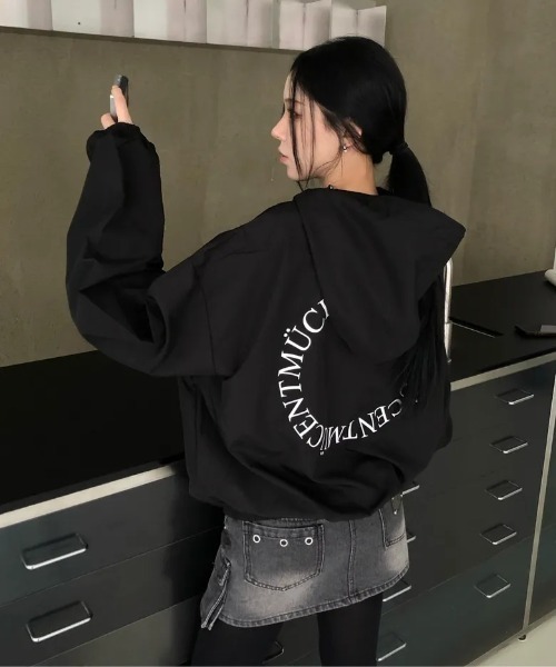 MUCENT(ムセント)の「◇MUCENT◇ブランド直輸入正規品/バックラウンド・ウィンドブレーカー Back Round Windbreaker(ブルゾン・レディース・ブラック/チャコール・FREE)」の4枚目の写真