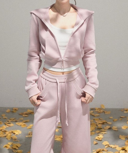 Aelina(エリナ)の「ショートフード付きジップアップパーカー&ドローストリングパンツセットアップ(セットアップ・レディース・ピンク/ライトカーキ・FREE)」の9枚目の写真
