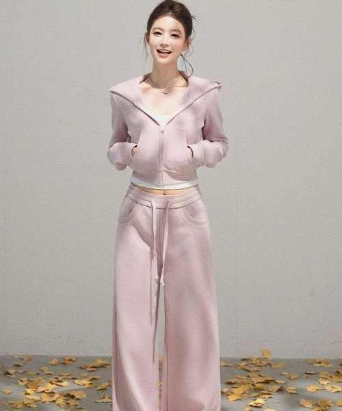 Aelina(エリナ)の「ショートフード付きジップアップパーカー&ドローストリングパンツセットアップ(セットアップ・レディース・ピンク/ライトカーキ・FREE)」の6枚目の写真