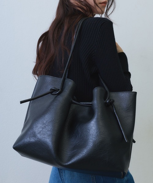 Clum(クルム)の「drawstring soft tote bag / ドロストデザインソフトトートバッグ(トートバッグ・レディース・ブラック/ブラウン・FREE)」の1枚目の写真