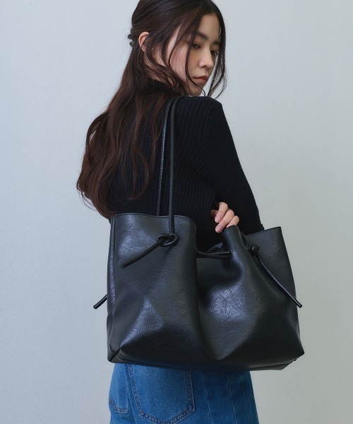 Clum(クルム)の「drawstring soft tote bag / ドロストデザインソフトトートバッグ(トートバッグ・レディース・ブラック/ブラウン・FREE)」の8枚目の写真