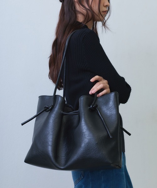 Clum(クルム)の「drawstring soft tote bag / ドロストデザインソフトトートバッグ(トートバッグ・レディース・ブラック/ブラウン・FREE)」の9枚目の写真