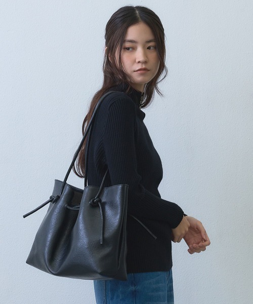 Clum(クルム)の「drawstring soft tote bag / ドロストデザインソフトトートバッグ(トートバッグ・レディース・ブラック/ブラウン・FREE)」の11枚目の写真