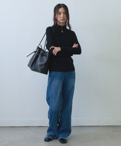 Clum(クルム)の「drawstring soft tote bag / ドロストデザインソフトトートバッグ(トートバッグ・レディース・ブラック/ブラウン・FREE)」の12枚目の写真