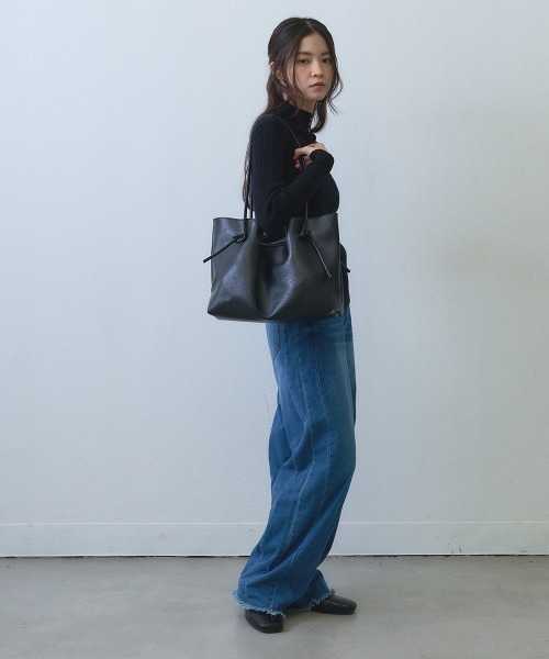 Clum(クルム)の「drawstring soft tote bag / ドロストデザインソフトトートバッグ(トートバッグ・レディース・ブラック/ブラウン・FREE)」の13枚目の写真