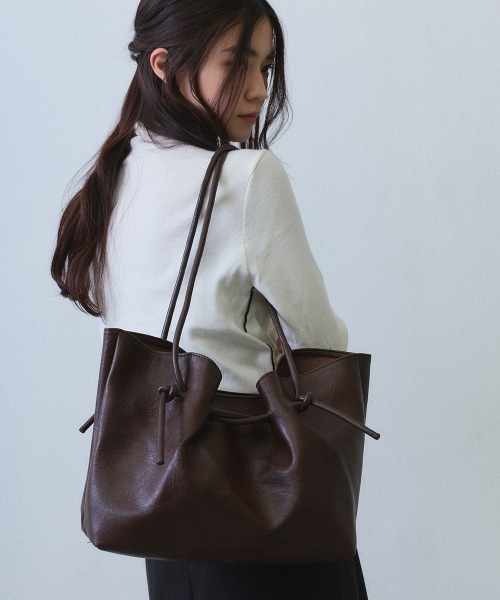 Clum(クルム)の「drawstring soft tote bag / ドロストデザインソフトトートバッグ(トートバッグ・レディース・ブラック/ブラウン・FREE)」の14枚目の写真