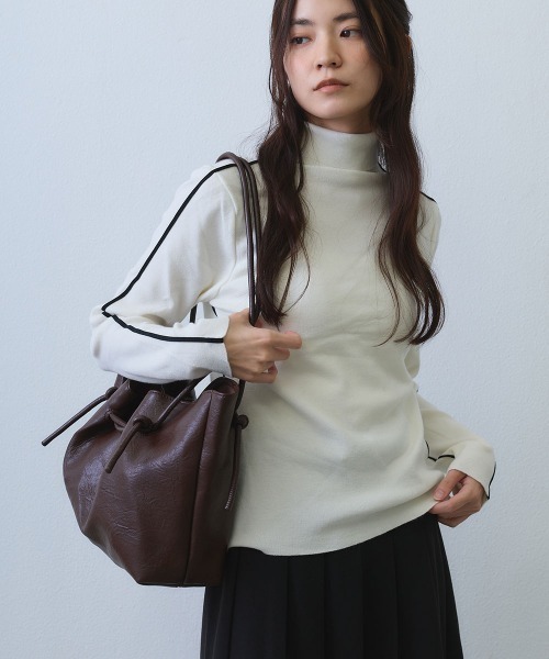 Clum(クルム)の「drawstring soft tote bag / ドロストデザインソフトトートバッグ(トートバッグ・レディース・ブラック/ブラウン・FREE)」の15枚目の写真
