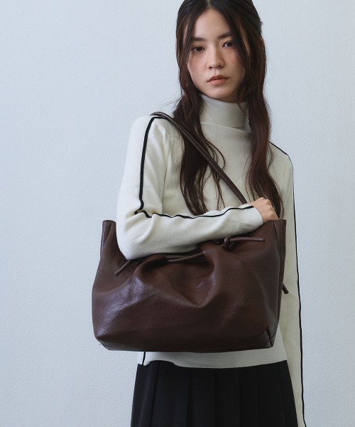 Clum(クルム)の「drawstring soft tote bag / ドロストデザインソフトトートバッグ(トートバッグ・レディース・ブラック/ブラウン・FREE)」の3枚目の写真