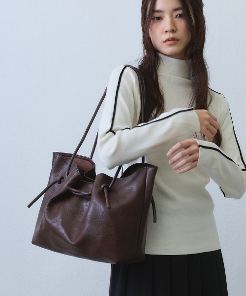 Clum(クルム)の「drawstring soft tote bag / ドロストデザインソフトトートバッグ(トートバッグ・レディース・ブラック/ブラウン・FREE)」の4枚目の写真